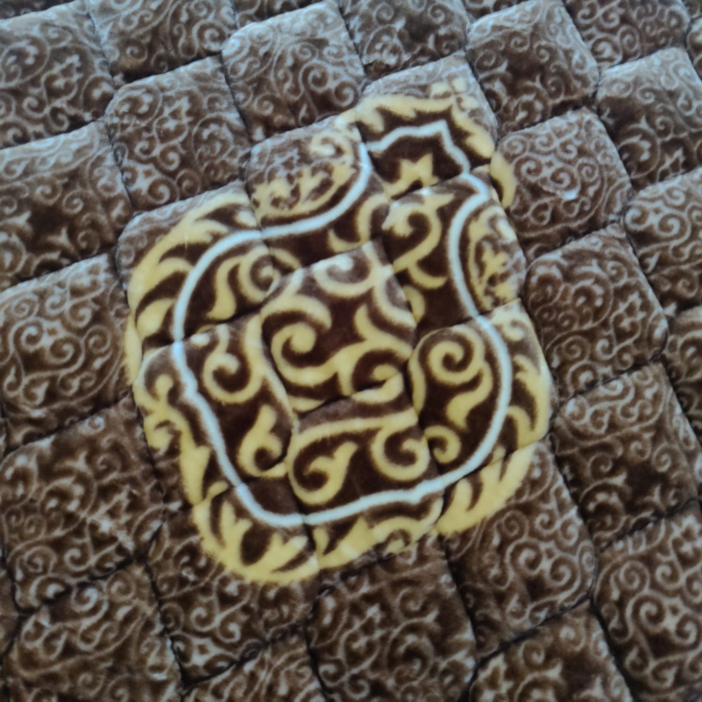Golden Pattern Quilted Velvet Prayer Mat